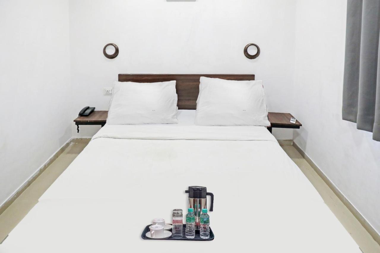 Hotel Gokul Solitaire, Surat Bhatha Exterior foto
