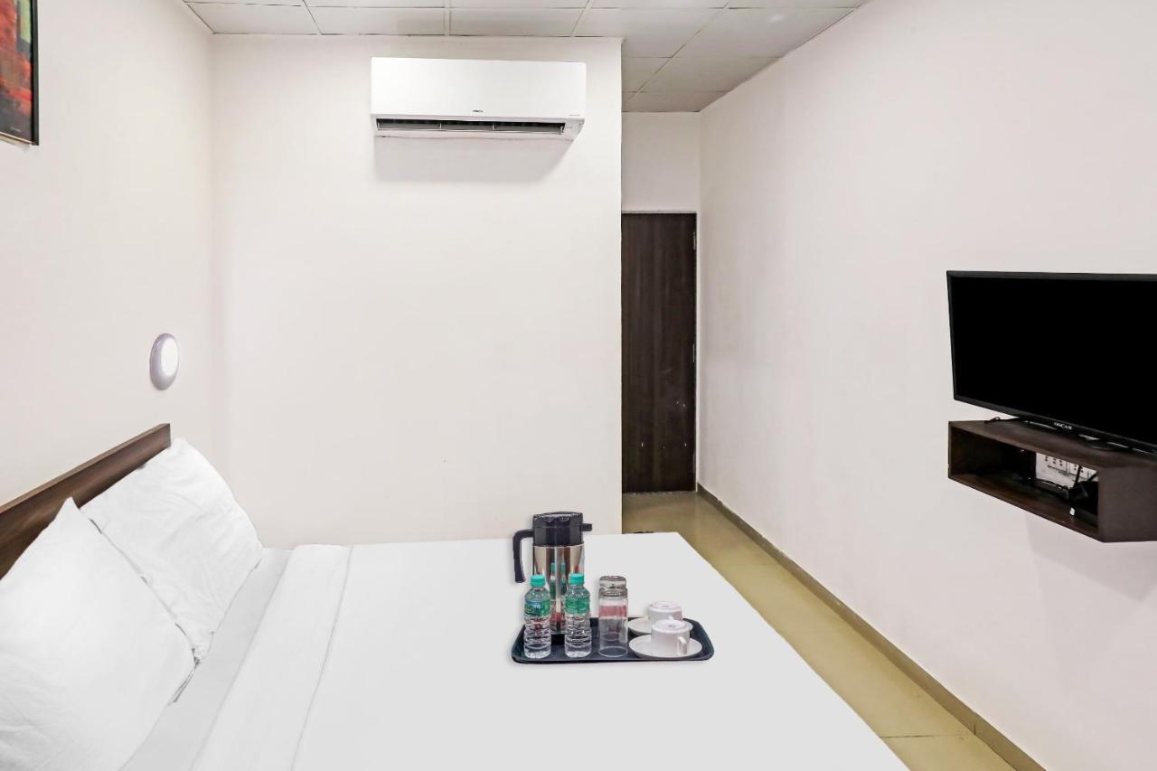 Hotel Gokul Solitaire, Surat Bhatha Exterior foto