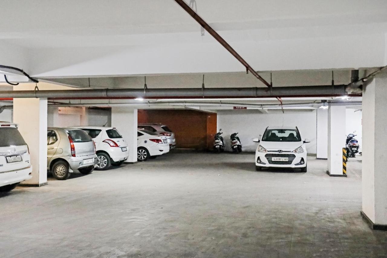 Hotel Gokul Solitaire, Surat Bhatha Exterior foto