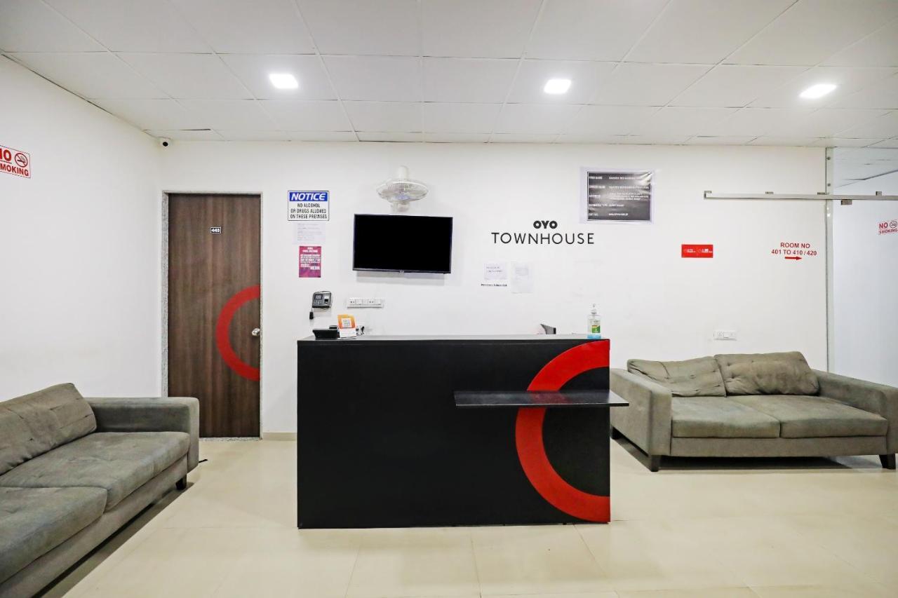 Hotel Gokul Solitaire, Surat Bhatha Exterior foto