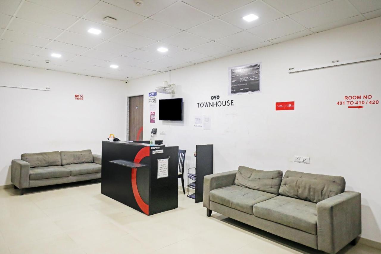 Hotel Gokul Solitaire, Surat Bhatha Exterior foto