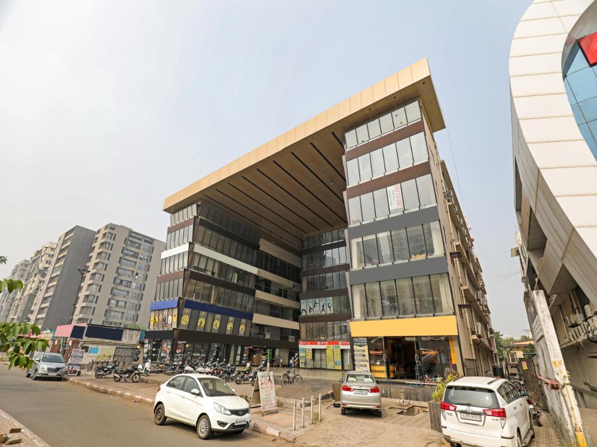 Hotel Gokul Solitaire, Surat Bhatha Exterior foto