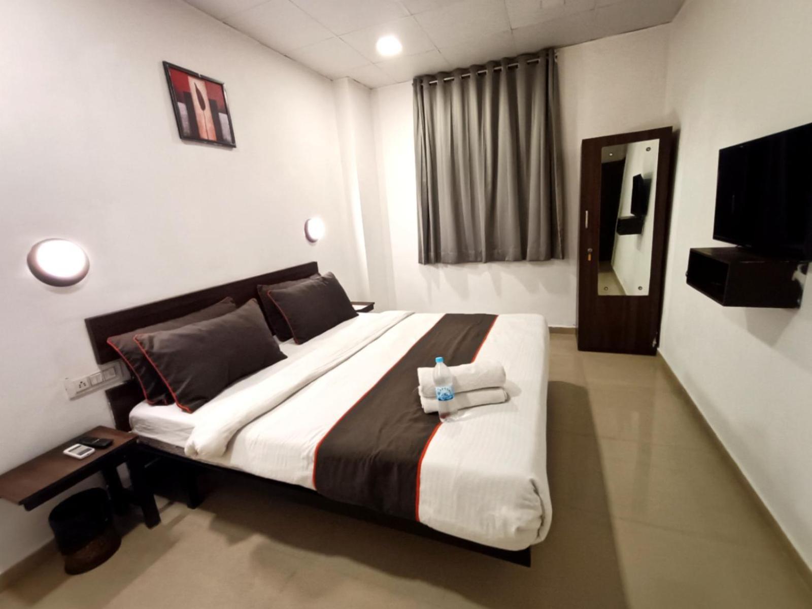 Hotel Gokul Solitaire, Surat Bhatha Exterior foto