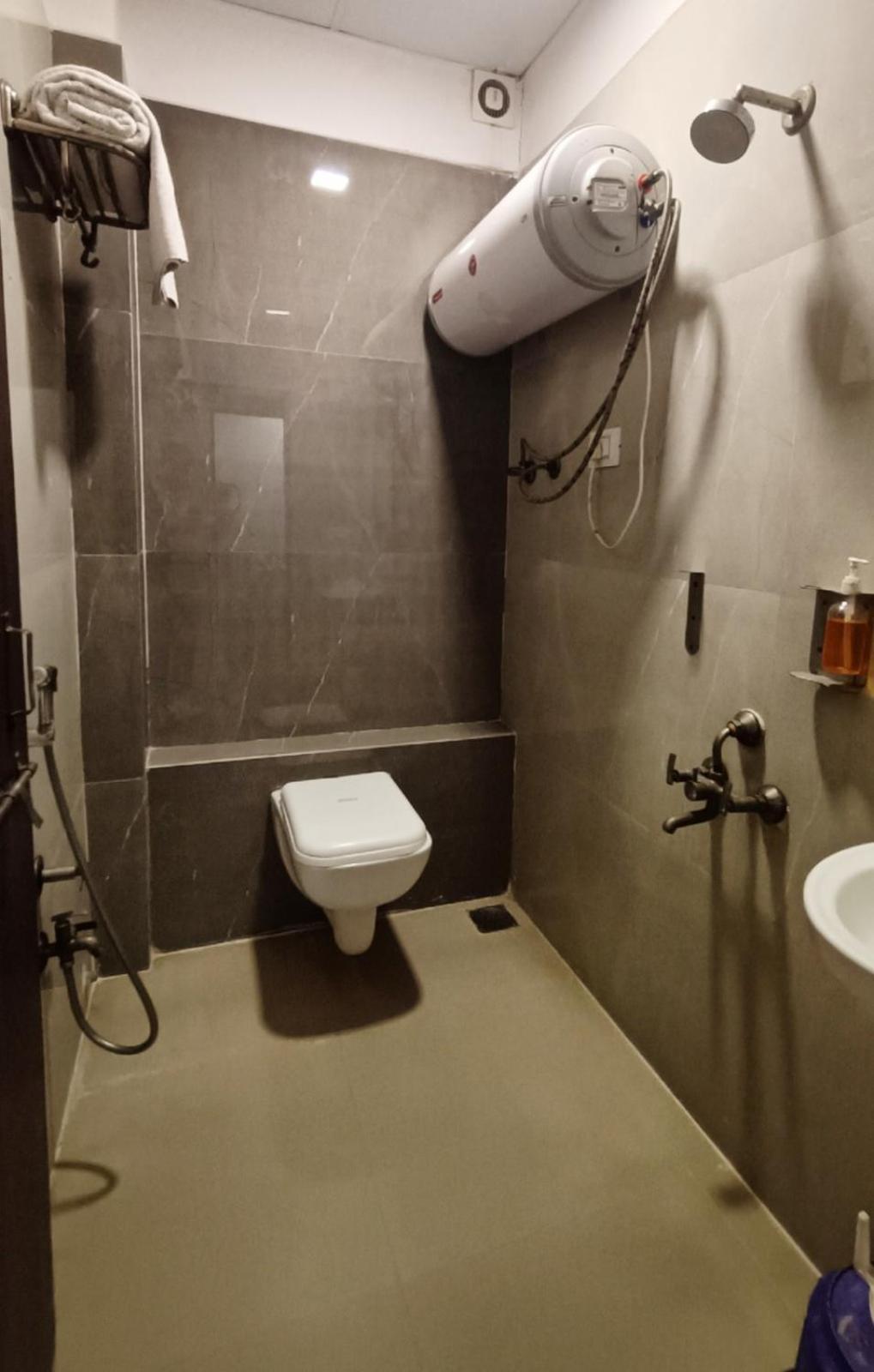 Hotel Gokul Solitaire, Surat Bhatha Exterior foto