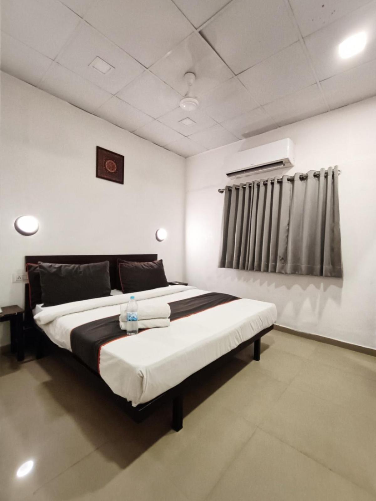 Hotel Gokul Solitaire, Surat Bhatha Exterior foto