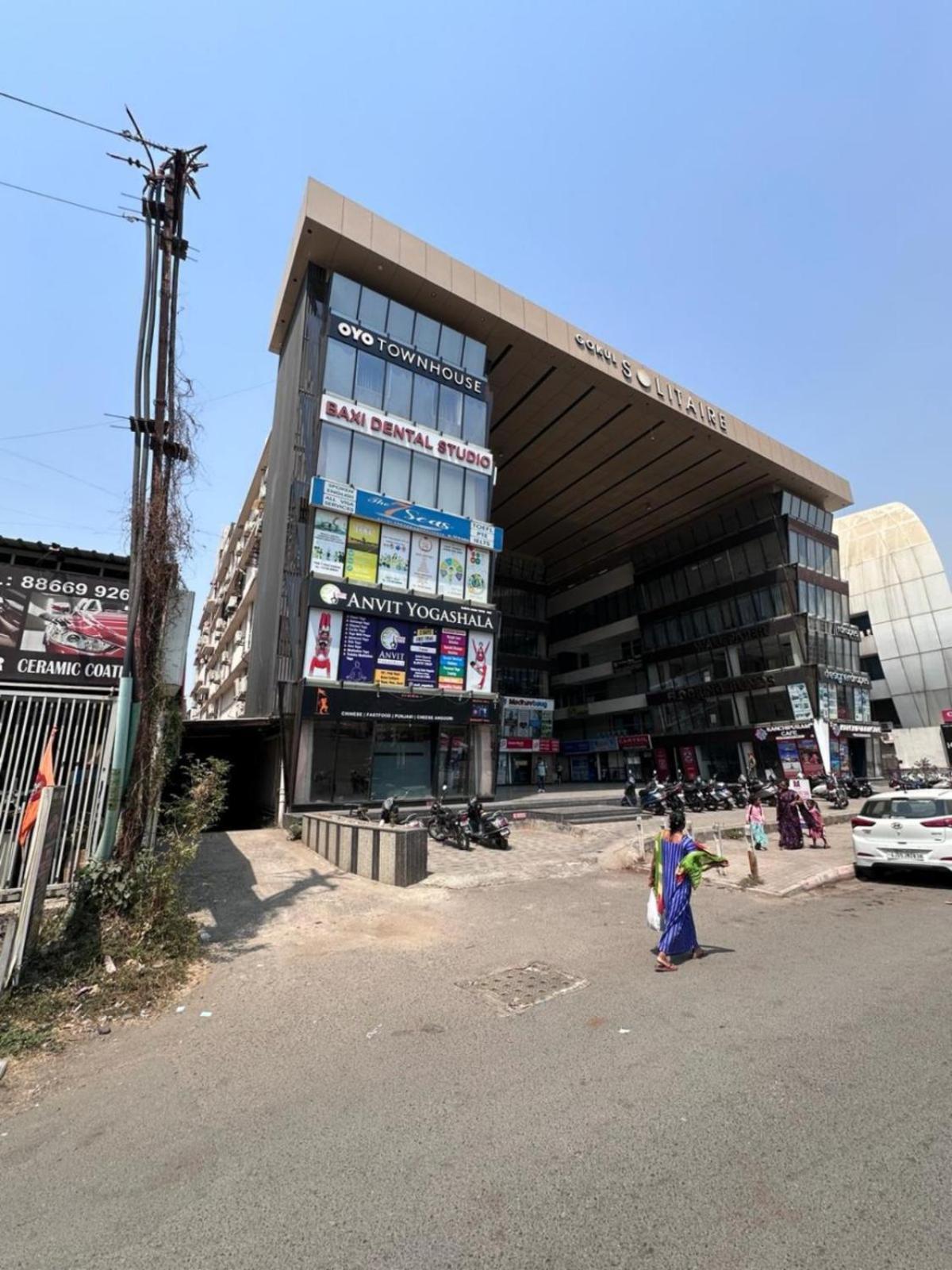 Hotel Gokul Solitaire, Surat Bhatha Exterior foto