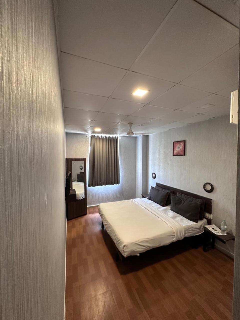 Hotel Gokul Solitaire, Surat Bhatha Exterior foto