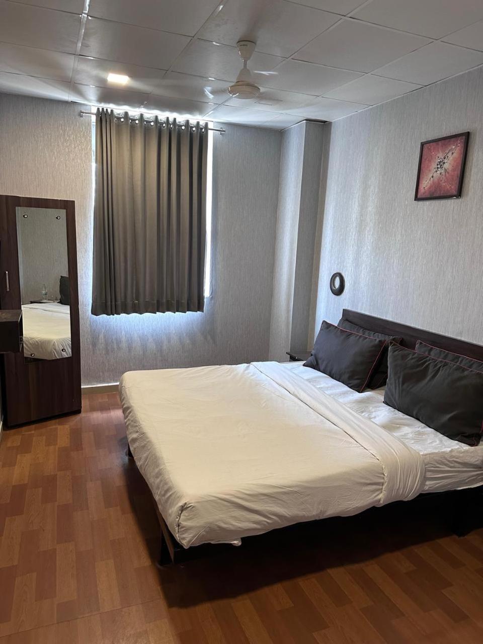 Hotel Gokul Solitaire, Surat Bhatha Exterior foto