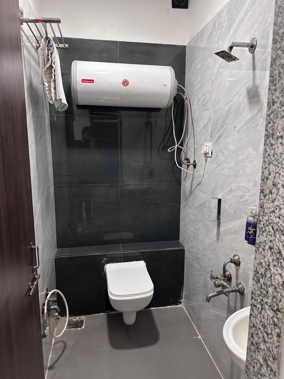Hotel Gokul Solitaire, Surat Bhatha Exterior foto